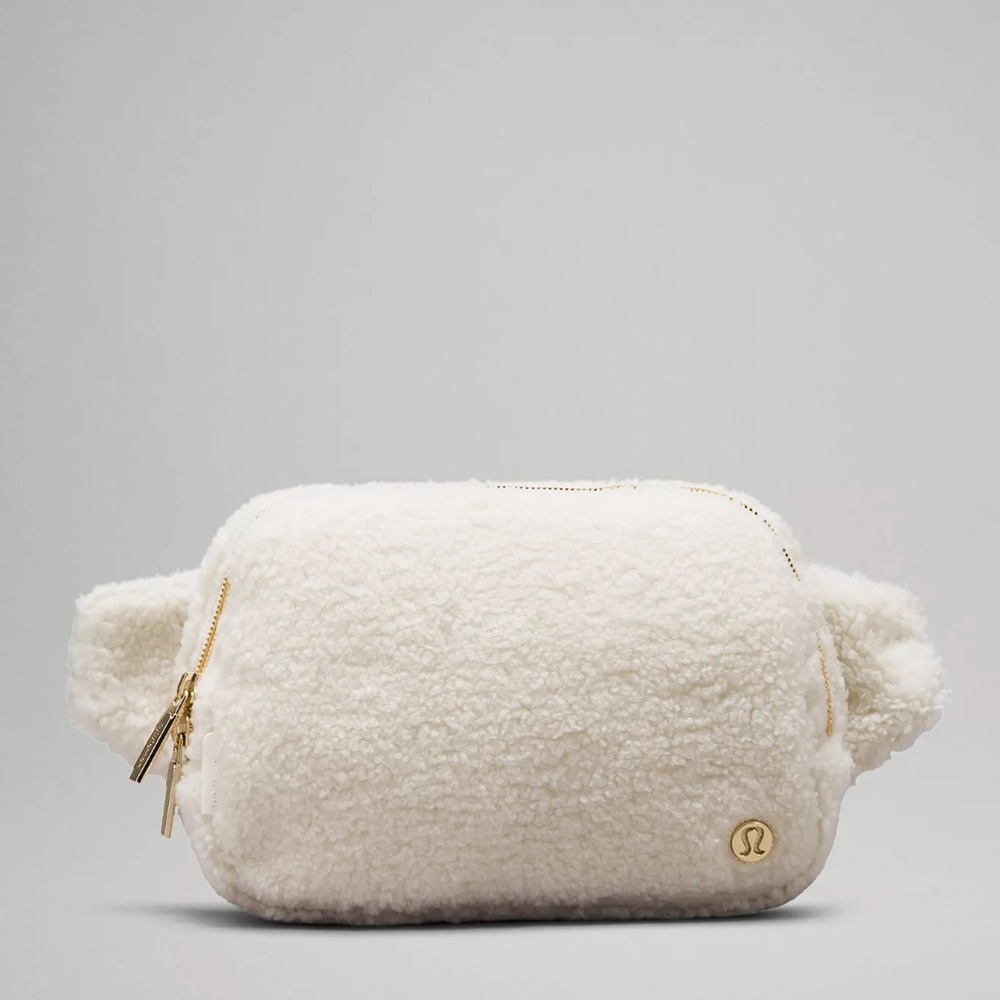 lululemon Everywhere Belt Bag Large 2L Fleece in White Opal/ Gold